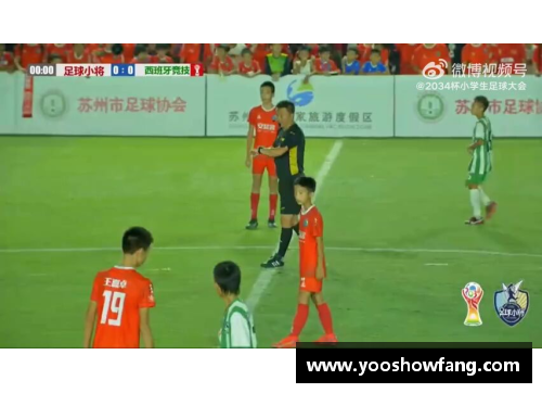 开云电子官方网站足球球星与动漫角色的奇妙合照展现梦想与热血的交汇瞬间